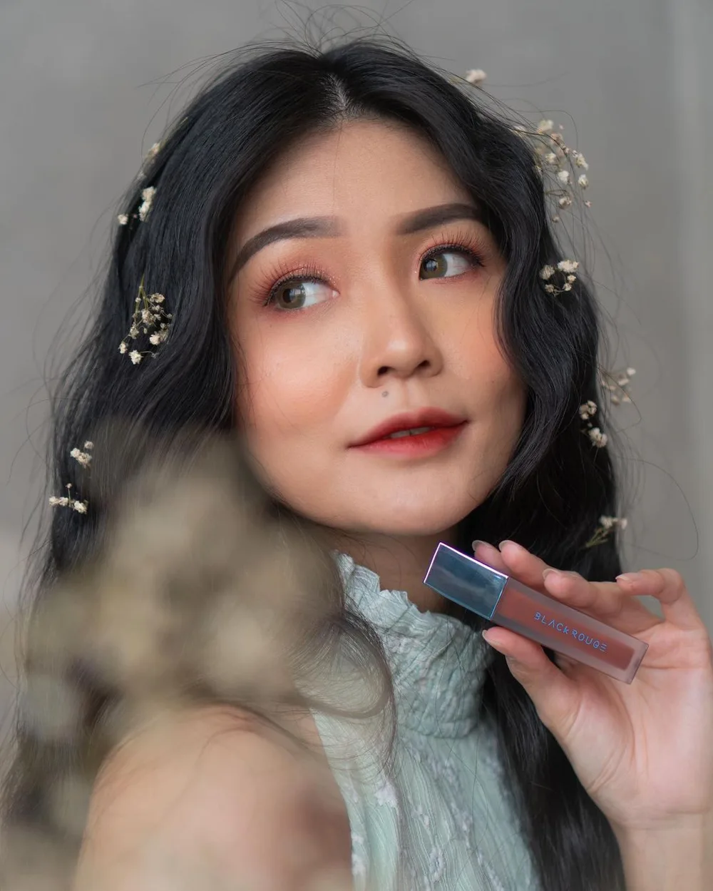 Hello beauty babes, hayo kalian suka yang nomer berapa nih?🤗
Pasti bakalan demen sama produk dari korea ini deh...
Namanya @blackrouge_id AirFit Velvet Tint, ada 5 warna.
Dan warnanya itu yang bisa buat semua warna kulit.. Oiya aku pake yang A32 Warm Dahlia Garden 💋
Suka warnanya yang sedikit gelap, aku ombrein cantik banget 😭
Teksturnya lembut, dan agak kental, warnanya pigmented, finishnya velvet, wanginya sweet, dan ngga menyengat🍭
Di bibir ringan, berasa kayak ngga pake apa-apa lhooo 🙈 dan buat aku yang bibirnya kering, ini ngga berasa kering cobaaaa.. Awet banget di aku WOW 😱
#블랙루즈 #에어핏벨벳틴트6 #blackrouge #airfitvelvettint6 #velvet6 #velvettint #velvetgarden #blueming #Color_blooming #blueming_garden #Lip_over_flowers #Popping_vitality #Blueming_tint #airfitseries #blackrougetint