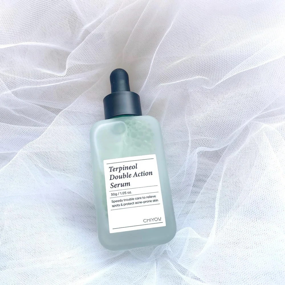 Introducing @chiyouskin Terpineol Double Action Serum💧
🍃 3 Acne Specialized ingredients altogether!🤍
1. Willow bark extract for mild exfoliating skin & anti acne bacteria.
2. Terpieol: the core of tea-tree extract strong effect for soothing acne.
3. Tea-tree leaf oil: Antibacterial care for the skin.
🍃 How to use: Gently shake the product to combine the oil and ingredients, then apply a generous amount to your skin and pat it in until completely absorbed.
🍃 Product Claims:
-contains terpineol, the primary component of tea tree oil, which is necessary for clear, beautiful skin.
- Calms your skin
- Highly ideal for sensitive and acne-prone skin, it is effective even with a small amount.
- Acne treatment with three components!
- Acne treatment with 4-terpineol
- Pore/Sebum Care
- No more acne with just one drop
🍃 Within 2 weeks;
🤍 Sebum decreased by 61% : Strong Sebum Control
🤍 Keratin area is reduced by 60.6% : Gently exfoliate
🍃 Review: It has a gentle mint scent that I love. Because of the alcohol component, I discovered that the product dries quickly, therefore you should incorporate it as soon as possible. I didn't have any purging or breakouts, which is great because I usually do when trying out a new serum. As a result, some of my acne scars are becoming lighter, and my active acne is healing much faster. Because this product contains alcohol, I recommend using it just at night and not with other chemical exfoliants to avoid skin irritation. It is also lightweight and easily absorbed, and it helps to prevent my skin from acne while also controlling excess sebum.
⭐️⭐️⭐️⭐️⭐️/⭐️⭐️⭐️⭐️⭐️
Available now on Shopee: https://shopee.ph/fromchiyou
Chiyou Launching Sale in Shopee! (~June 19 2022)
- UP TO 40% OFF
- Enjoy Freebie + Free Shipping
- Follow CHIYOU shop and get 50% Off Voucher
(max PHP 200 discount)
- Discount Vouchers
1. Get PHP 100 discount for minimum purchase of
PHP 1,000
2. Get PHP 200 discount for minimum purchase of
PHP 2,000
@chiyouskin @charisceleb_ph #myskinsaver #miracledrops #confidentwithchiyou #CHIYOUSKIN #charisceleb