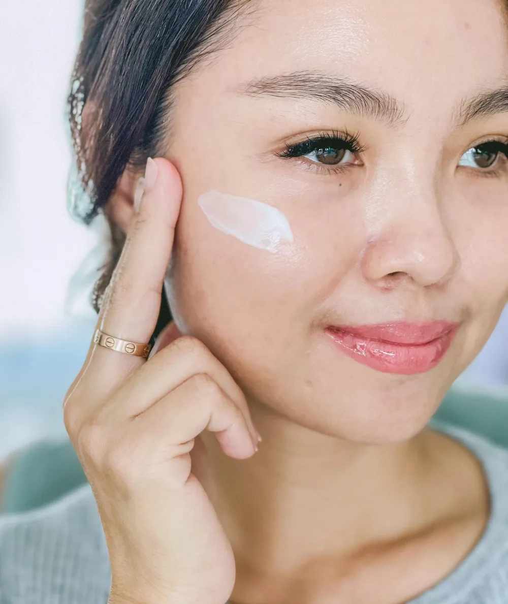#InandOutcream Melindungi kulit dari dalam (ceramide),Hingga ke luar (cicaria).
.
Karena faktor external separti pakai masker,debu,terpapar matahari,terlalu mama di ruangan ber-Ac menyebabkan kulit wajah menjadi rusak skin barrier nya.
.
Untuk itu kita butuh cream pelindung kulit (skin barrier cream).
Aku menggunakan @chiyouskin Cicaria dual barrier cream.
Dengan Dermatology tested & approved bisa:
✅ memperbaiki skin barrier
✅ memperbaiki kulit sensitive
✅ 8 jam menjaga kelembaban kulit.
.
Dari aku pribadi selama menggunakan produk @chiyouskin
Dengan texture yg cream tapi Ringan di kulit,membuat aku nyaman beraktifitas (kaya 2nd skin).
Tanpa lengket,lembab langsung berasa.
After di slide ke 3 kalian bisa lihat,kulit di dahi yang Bermasalah (jerawat,bruntusan) selama seminggu menggunakan lebih sehat & tenang.
.
Lebih efektif kalau kalian menggunakan rangkaian skincare nya,
Kalian bisa beli di shopee karena pas bgt mereka baru launching.
Tap link di story aku yah ✨❤️
.
.
#SkinImmunityBooster #EverydaySkinShield #confidentwithchiyou #CHIYOUSKIN #charisceleb @chiyouskin #beautytips #beauty #beautytips #beautybloggers #beautyphotography #skincare #skincareroutine #lifestyle #lifestyleblogger #lifestyleinfluencer #2022