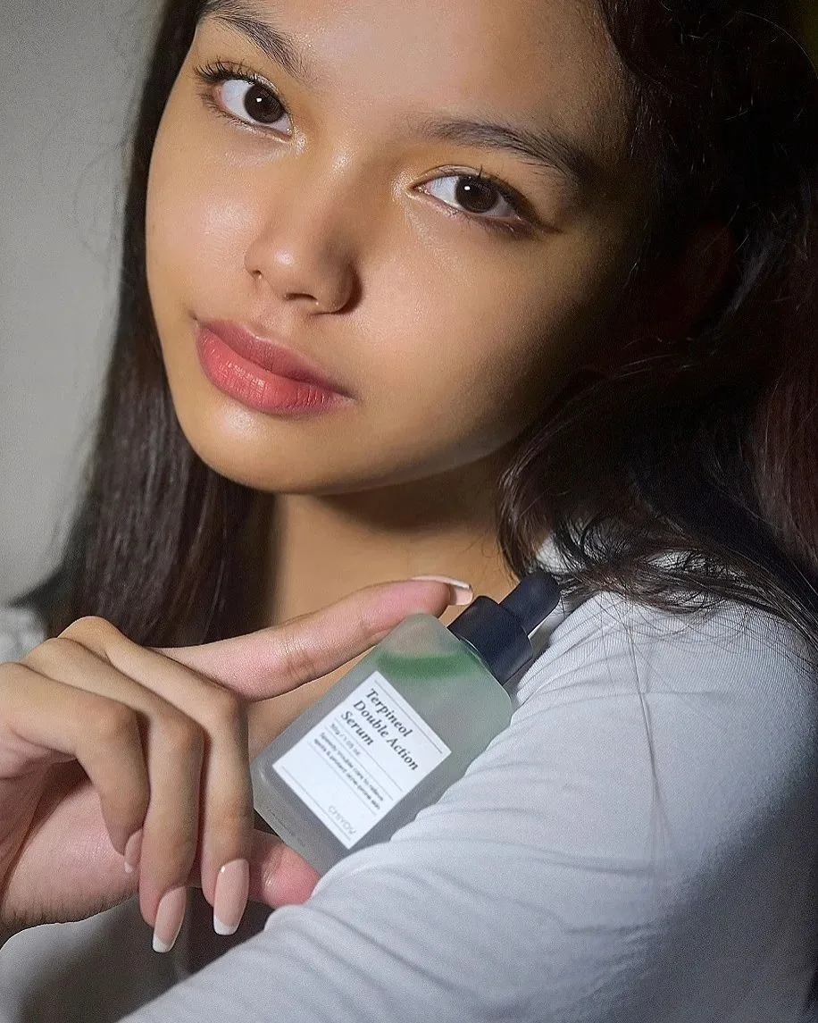 𝙁𝙧𝙤𝙢 𝙘𝙤𝙣𝙘𝙚𝙧𝙣 𝙩𝙤 𝙘𝙤𝙣𝙛𝙞𝙙𝙚𝙣𝙘𝙚 

📣 If you’re a fan of tea tree leaf oil or suffer from excess sebum, oily, or acne-prone skin, then I'm guessing you’re going to be a fan of Chiyou Skin's Terpineol Double Action Serum!   

This lightweight and smooth serum uses the anti-inflammatory effects of 4-terpineol (the major element in tea tree oil) to soothe and treat problematic skin. I've been using this product for quite some time, and it's the only serum that works faster than anything else. I've noticed that it's made my t-zone less greasy! 

Best with people who have:
Acne-prone skin, Excess Sebum 

Main Effects:
Fast relief,
Anti-inflammatory,
Sebum Control 

Key Ingredients:
Terpineol, Tea tree leaf oil, Willow bark extract 

How to use:
Gently shake the bi-phase serum to activate. Apply an appropriate amount to your skin and pat lightly for absorption 

🛒 [PROMO]
Chiyou Pay Day Sale on Shopee until July 3!
- UP TO 40% OFF
- Enjoy Freebie Per Order
- Follow CHIYOU shop and get 50% Off Voucher
(max PHP 200 discount)

- Discount Vouchers
1. Get PHP 100 discount for minimum purchase of PHP 1,000
2. Get PHP 200 discount for minimum purchase of PHP 2,000 

🛍️ http://shopee.ph/fromchiyou 

🔖#myskinsaver #miracledrops #confidentwithchiyou #CHIYOUSKIN #charisceleb @chiyouskin