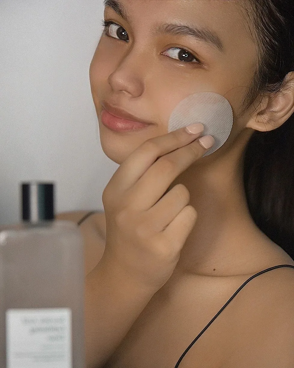 𝙁𝙧𝙤𝙢 𝙘𝙤𝙣𝙘𝙚𝙧𝙣 𝙩𝙤 𝙘𝙤𝙣𝙛𝙞𝙙𝙚𝙣𝙘𝙚 

📣 Chiyou Skin is gracing us with another high-quality product, and this time,an exfoliating toner! As a huge fan of the brand, I am really enthusiastic about trying and reviewing this product during its early release. This product, with or without other Chiyou products, has the potential to be a great complement to my skincare routine! 

This dermatologist-tested toner offers a smooth finish, allowing me to follow up with a moisturizing toner as usual after exfoliating skincare products. Evidently, using this resulted in fewer dead skin cells being eliminated. I’d say this does the job if you’re looking for a gentle (it contains 2% of succinic acid, which is known as the mildest acid) daily exfoliating toner! 

Best with people who have:
Rough skin texture, extreme oil skin, dull skin 

Main Effects:
Mild peeling for daily use,
Remove dead cell skin and make it brighter,
Sebum control and reduce the testosterone and prevent acne 

Key Ingredients: 
Succinic acid, Panthenol, Betaine Salicylate 

How to use: 
After cleansing, soak a cotton pad to wipe out your skin or apply an appropriate
amount directly to your face and pat lightly for absorption. 

🛒 [PROMO]
Chiyou Pay Day Sale on Shopee until July 3!
- UP TO 40% OFF
- Enjoy Freebie Per Order
- Follow CHIYOU shop and get 50% Off Voucher
(max PHP 200 discount)
- Discount Vouchers
1. Get PHP 100 discount for minimum purchase of PHP 1,000
2. Get PHP 200 discount for minimum purchase of PHP 2,000 

🛍️ http://shopee.ph/fromchiyou 

🔖 #unniesmakeupmusthaves #zerosteptoner #confidentwithchiyou #CHIYOUSKIN #charisceleb @chiyouskin