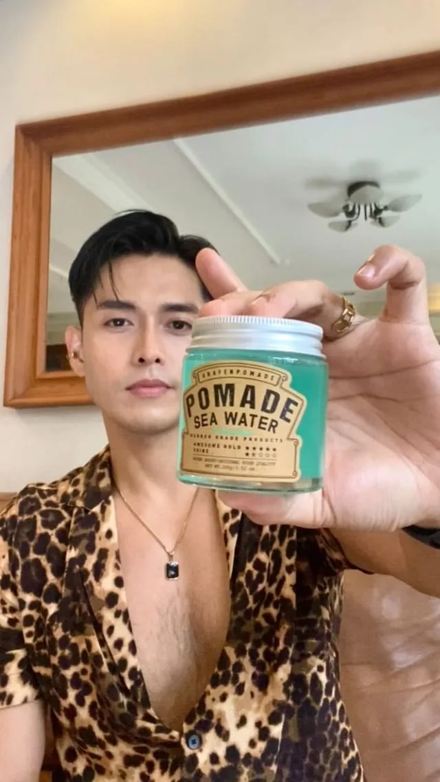 Get this hairstyle so quick and easy with 💠Grafen💠 Sea Water Pomade! Sets and holds hair well, no need for hairspray! So easy to wash off too💙🙆🏻♂️🌊👊🏼
🛒You can find Grafen in Shopee! Highly recommended.✨
#grafen #pomade #grafenpomade #sgBarber #Barbershop #charisceleb @grafen.official_sg