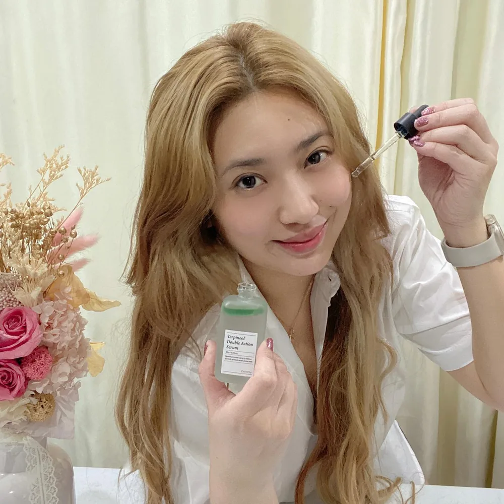 Always say yes to clear skin! ✨ I've been using this Chiyouskin Terpineol Double Action Serum for a few days now and I have become a fan!
This acne care serum has an intensive drop of 4-terpineol, which is a key ingredient of tea tree oil. (Trivia: Tea tree is a popular choice for treating acne because of its anti-inflammatory and antimicrobial properties 😍) I apply this serum before bed time as a part of my nighttime routine. I love this serum because it is light-weight, non-sticky, easily absorbed and has a cooling effect that makes my skin feels refreshed.
Get this on sale with a freebie during the Chiyou Pay Day Sale on Shopee until July 3!
- UP TO 40% OFF
- Enjoy Freebie Per Order
- Follow CHIYOU shop and get 50% Off Voucher
(max PHP 200 discount)
- Discount Vouchers
1. Get PHP 100 discount for minimum purchase of PHP 1,000
2. Get PHP 200 discount for minimum purchase of
PHP 2,000
Shop here: https://shopee.ph/fromchiyou
#myskinsaver #miracledrops #confidentwithchiyou #CHIYOUSKIN #charisceleb @chiyouskin
