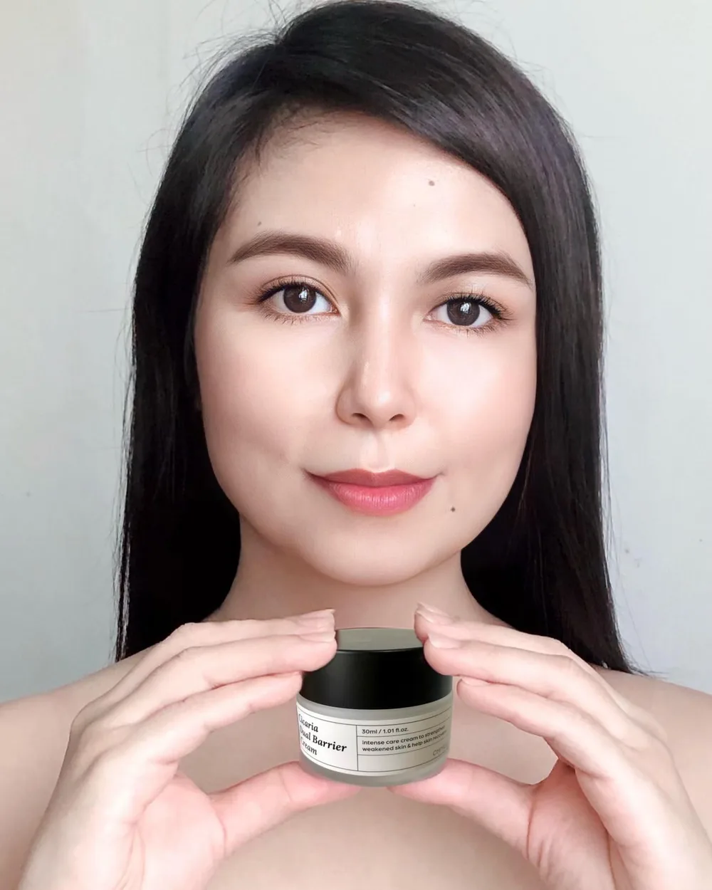 Heal both skin concerns and lost confidence with @chiyouskin ✨
I am beyond thrilled that they offer another must-have item to protect our skin before going out. Block and recover with Cicaria Dual Barrier Cream for a healthier skin.
This is a medium-weight moisturizer that claims to have a double defense, to nourish and strengthen skin's natural barrier which contains no alcohol, fragrance and eo. The skin-loving ingredients are Bio-ceramide, blocks the source of harmful substances, Cicaria, a microbiome that focuses on wound healing and recovery and Shea Butter. This is dermatology-tested, so it's also perfect for dry/damaged/dull skin!
Housed in a little tub of goodness, its texture is in between a thick gel cream and a very lightweight cream. It absorbs nicely and has a slight dewy finish depending on how much I put on.
This moisturizer did not disappoint! I love this moisturizer so much because it is rich in soothing ingredients that helps with my skin concerns that could be caused by external stressors. I have an oily sensitive skin, and it did not cause any breakouts or irritations. I just love how it feels on my skin, gives my skin a wonderful punch of hydration.
Though, it is a little too thick for my oily skin to be used in the morning, it makes a perfect night moisturizer. It's also perfect to use before wearing a mask to soothe the face and protect the skin barrier. This is a straight forward gel cream moisturizer that provides the skin with dewiness and that effortless glass skin look that a lot of people will enjoy.
Treat yourself and enjoy a limited-time offer and even more deals and exciting freebies this Chiyou Payday Sale on Chiyou Official Store on @shopee_ph only up until July 3!
🛒 http://shopee.ph/fromchiyou
You may save ₱701 when you use my link at
http://hicharis.net/samaira/1OPI
***Swipe left to see before and after photos
@chiyouskin @charisceleb_ph @hicharis_official #CharisCeleb #CharisCelebPh #EverydaySkinShield #SkinImmunityBooster #confidentwithchiyou #skinprotector