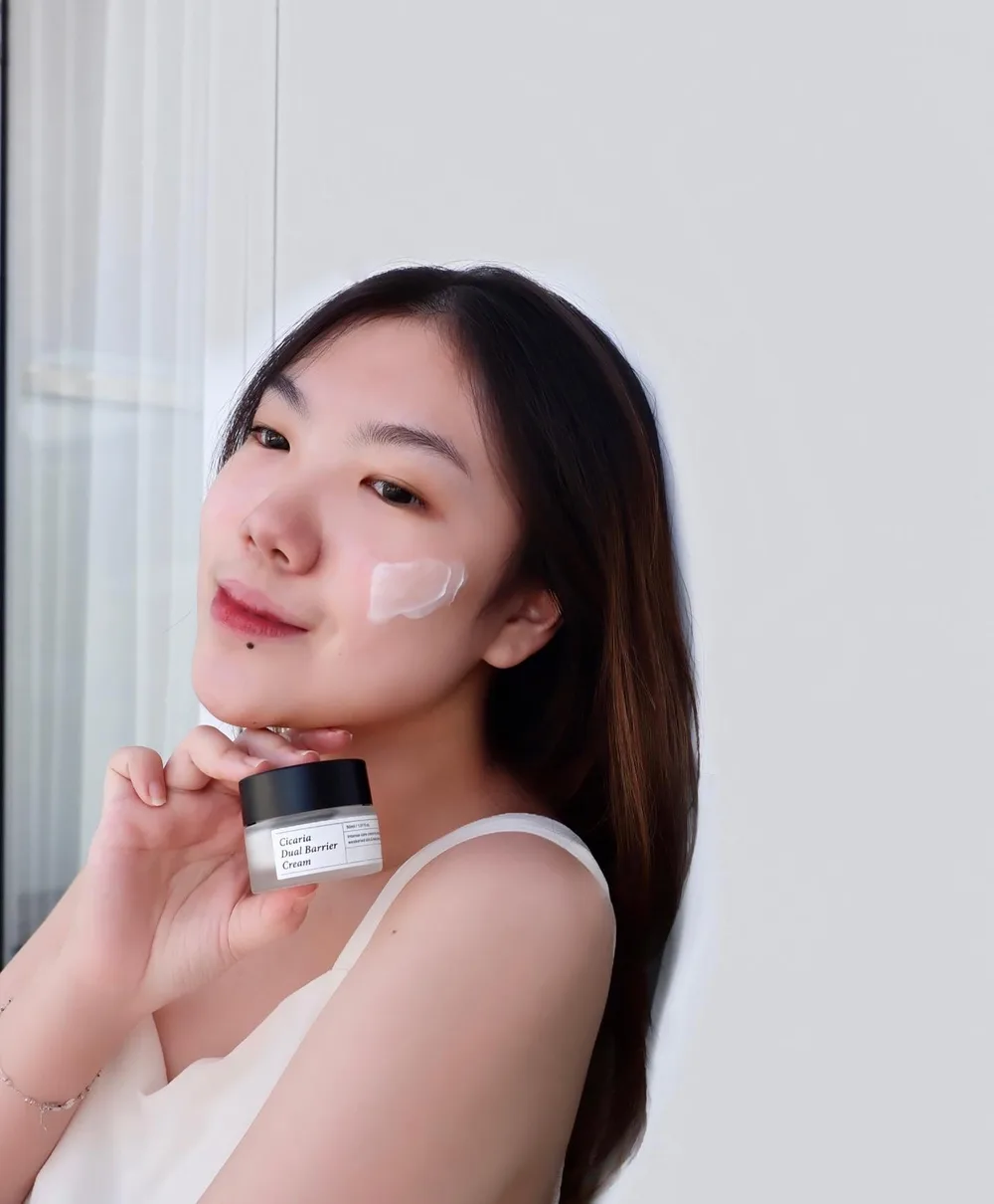 Microbiome-Boosting Skin Care Product You Never Knew You Needed 🧫

It's time to feed the good bacteria in your system. @chiyouskin Cicaria Dual Barrier Cream works to enhance the skin barrier to leave skin supple and smooth even on the driest of skin. 

The Dual Barrier Cream contains Bio-Cera to protect the skin from external stressors and Microbiome to repair the damaged skin barrier 🧬🔬

The consistency is lightweight and feels like a gel-cream.  It’s light and doesn’t feel occlusive at all. The cream absorbs so well into the skin and there is no sticky feeling left behind.

The finish is almost matte when I’ve tested it on its own. This could change depending on what products you use under the cream. How much you apply could also make a slight difference, however, my skin has never turned greasy from using this.

Works well under makeup and sunscreen. It doesn’t ball up. Plus, it is fragrance-free which makes it great for those with sensitive skin.

𝘾𝙃𝙄𝙔𝙊𝙐 𝙋𝙖𝙮𝙙𝙖𝙮 𝙎𝙖𝙡𝙚! [𝘂𝗻𝘁𝗶𝗹 𝘁𝗵𝗲 𝟯𝗿𝗱 𝗼𝗳 𝗝𝘂𝗹𝘆]
Only in CHIYOU Official Shopee Store
↠ https://shopee.co.id/chiyou_official ↞

A healthy microbiome equals healthy skin 🫶🏼

#SkinImmunityBooster #EverydaySkinShield #confidentwithchiyou #CHIYOUSKIN #charisceleb