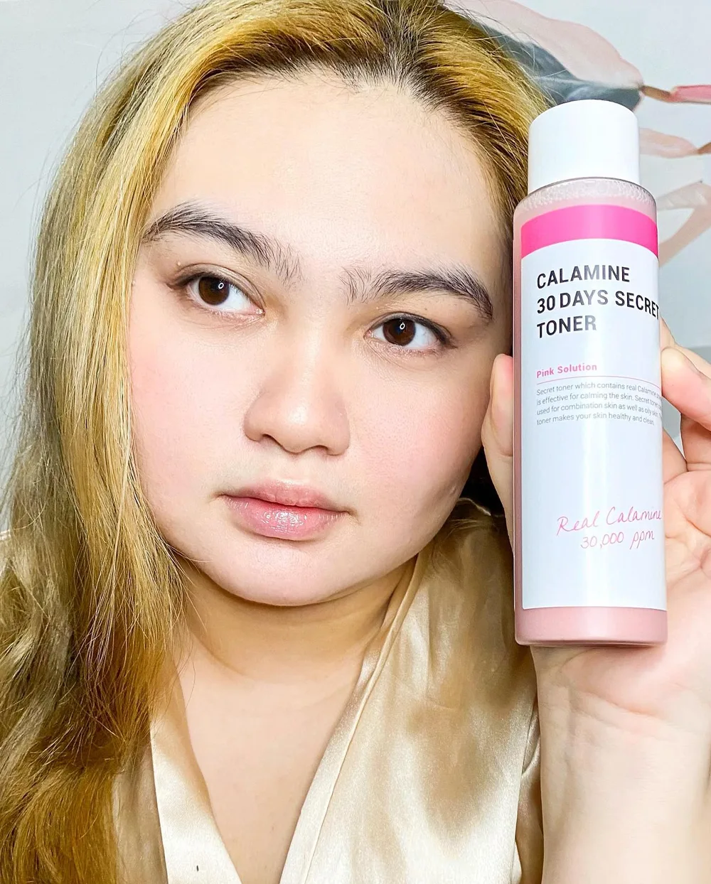I just wanna share my thoughts regarding the K-Secret 7 days Secret Toner.
Here are its benefits:
🔺Effective in calming sensitive skin and acnes. Helps in managing oily skin.
🔺Tightens enlarged pores
🔺Effective in removing backheads
🔺Brightens dull skin
⭐️THOUGHTS?
🔆I'm going to start with its packaging. It comes in a very cute white and pink bottle. This toner is quickly absorbed by my skin. When it comes to calming my acne, it does calm my acne but not instantly. I've been using this for almost a week now and noticed it calms my acne and the redness on my nose area and cheeks. I love how it also brightens my skin.
Get it here
⭐️https://shope.ee/404ivnvq4G
#ksecret #ksecretcosmetics #calaminetoner #acne #acnetoner #oilyskin #acneskin
@charisceleb_ph
@ksecret_official @ksecret_global