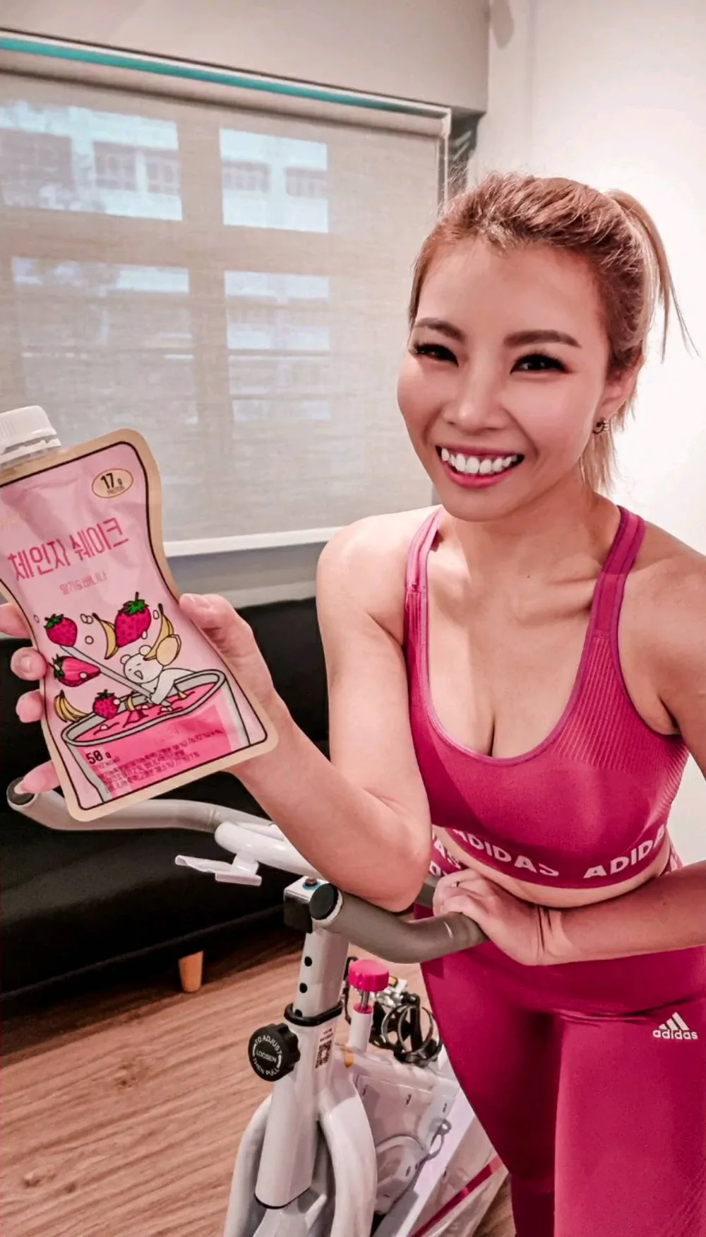 Changefit, a shake that can solve the most difficulties problem for a working mum that need to keep fit. With only around 190kcal per shake, it can help to limit my calories intake yet still providing me a balance healthy diet. It contain 4 types of protein, 11 vitamins and minerals, as well as fish collagen and hyaluronic acid.
It doesn't make me feel bloated after taking it and i feel less swollen too in the morning!I will drink this shake after my workout in the morning that treat as my breakfast and after workout supplement. I still can have my normal lunch and dinner.
Now you can get these delicious flavours at SG Shopee.
Link ➡️ https://bit.ly/3NrNTr2
#easyquickmeal #lowcalories # mealplan #dietsupplement #shapingbody #weightloss #healthiswealth #charisceleb #Singapore #sgmummy #sginstagram #sgmummies #singapore_insta #sgmum #sgmom #sgmummy #igerssingapore #sgwellness #fitnessgoal #healthylifestyle #diet #exercise #gymattire
@Changefit.sea @changefit.official @chagefit.tw