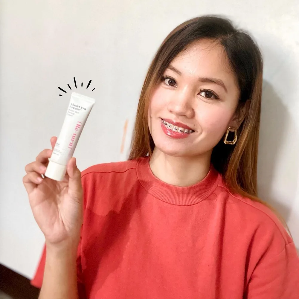 𝗠𝗮𝗱𝗲𝗰𝗲𝗿𝗮 𝗕𝗲𝘁𝘁𝗲𝗿 𝗦𝗸𝗶𝗻 𝗧𝗼𝗻𝗲 𝗨𝗽 𝗖𝗿𝗲𝗮𝗺 by @skinrxlab
Tinted sunscreen is my current addiction as of the moment, it has high UV protection effect with SPF50+ /PA++++, it is lightweight and doesn’t cake up unlike when you’re wearing foundation. One of my favorite is from sk.
It is so natural on the skin, but it looks better. As per my experience it doesn’t smudge at all even when I have my face mask on.
Check it out now 👉🏻 http://hicharis.net/annsmndza/1JnY
#charis #charisceleb #madecera #tintedsunscreen #skinrxlab
