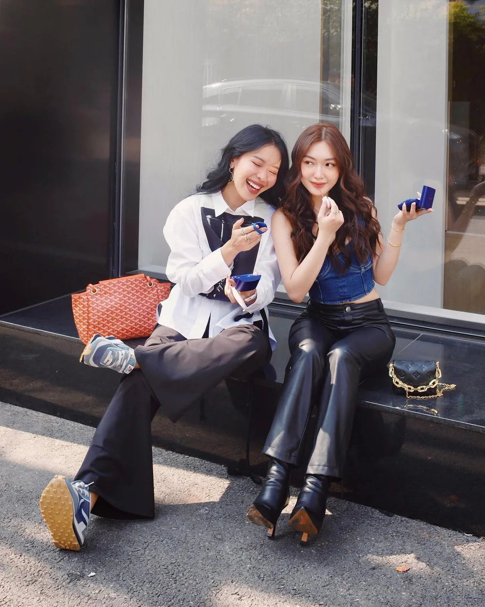 Yooo long time no Phương Lé! Lần này tụi mình #ootd với nhau cũng nhiều và mở bát bằng tấm hình chụp vội lúc ngồi dặm makeup 🌤! Nắng chan hoà xong được dùng thử makeup mới đẹp không kém từ @moonshot_korea trong Beautiful Journey của @hicharis_official nên chụp bộ hình nhỏ này chỉ 10’ là xong 🕺🏻. Những sản phẩm mới toanh của Moonshot bao gồm cushion, son và bảng mắt xuất sắc lắm, xịn từ packaging đến màu và chất lượng bên trong 🫶🏻. Cả Chloe và AP đều thích son Lip Blur Fixing Tint vì trên môi mỏng mịn lắm, đúng như cái tên vậy! Chị thì cam đất còn em thì hồng đất, duo này không bring trouble chỉ bring những điều dễ thưn hahahah 🥹☺️
#blurfixingtint #densefixingcushion #singlelayerfix #flawlesscover