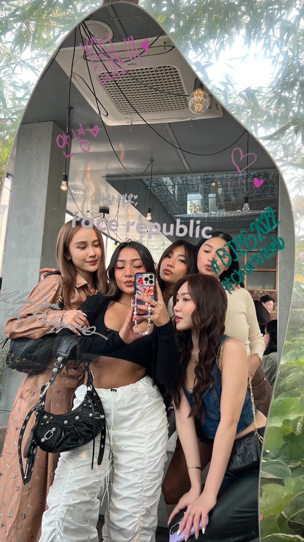 one of my favorite highlights ~ @facerepublic day 🤍 so surprised to know that this Korean brand was first launched in the Philippines (I’ve been missing out!). Can you please drop your favorites, I’ll definitely try out your recos 😘
@hicharis_official
#BJBS2022
#CharisCeleb