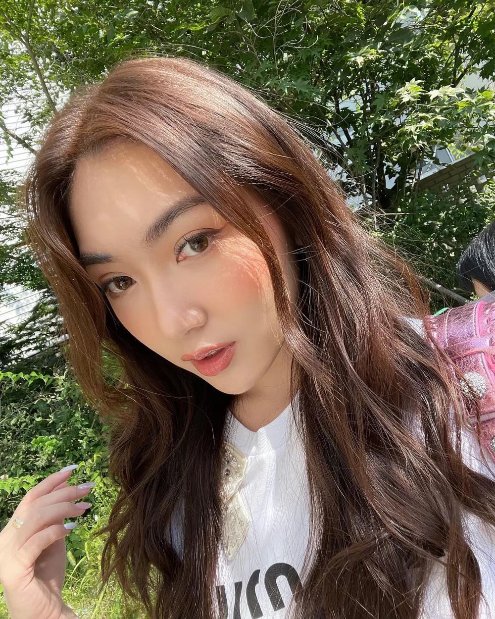 It’s a sunny day in Seoul 🌞
Đợt nào đi cùng @hicharis_official Chloe cũng biết được thêm nhiều brand hay ho, như đợt này khi mình đang quan tâm đến thực phẩm chức năng thì qua đây biết thêm @nutrip_official - brand đang có Cha Eun Woo đẹp trai làm đại diện 🥹🕺🏻. Sản phẩm nổi bật nhất của NU:TRIP chính là jelly bổ mắt từ chiết xuất thực vật giúp mắt chúng mình đỡ mỏi mệt hơn trong thời đại công nghệ 👀 . Bên cạnh đó thì Chloe cũng thích collagen jelly của brand này, có vị grapefruit chua chua rất là ngon me likeyyy 🫶🏻.
Một fact quan trọng nữa là những sản phẩm này được nghiên cứu và sản xuất bởi Cosmax Bio @cosmax.official, là một trong những nhà sản xuất lớn và uy tín nhất ở Hàn Quốc đó! Chloe chưa biết bao giờ NU:TRIP sẽ chính thức có mặt ở Việt Nam huhu nhưng bạn nào sắp tới đi Hàn hãy check out thử nhé. ✨
#eyehealth #DigitalEyeFatigue #grapefruitflavor #fishcollgen #lowmolecular #collagen