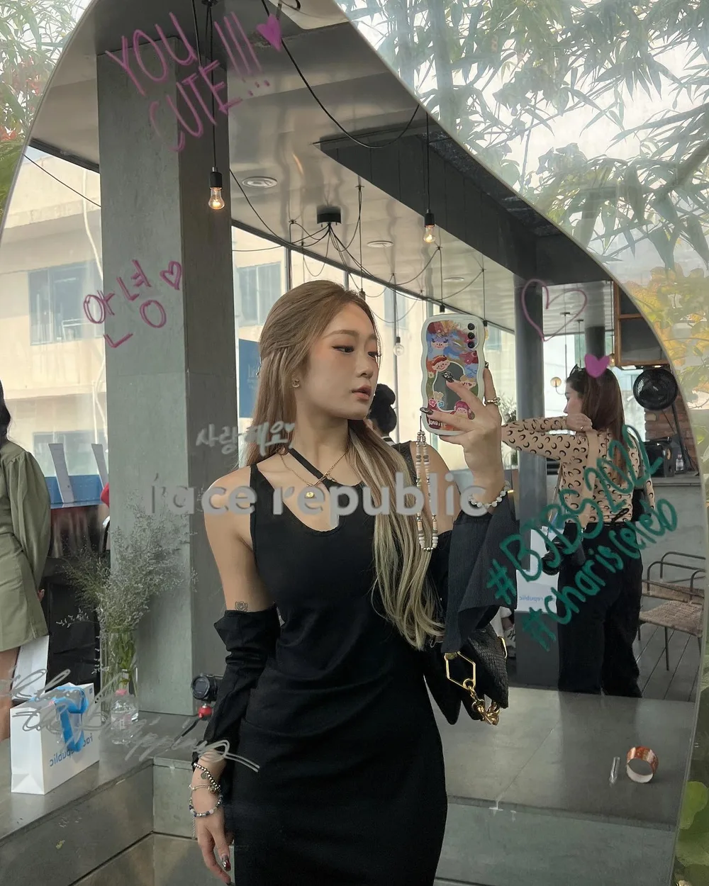 Cafe hopping day🦋with @hicharis_official @facerepublic.korea
Loving @facerepublic.korea sunscreen so much 🥹 There are 3 different types of sunscreen that you can choose according to your skin!!😍
#BJBS2022 #CharisCeleb @hicharis_official @facerepublic.korea