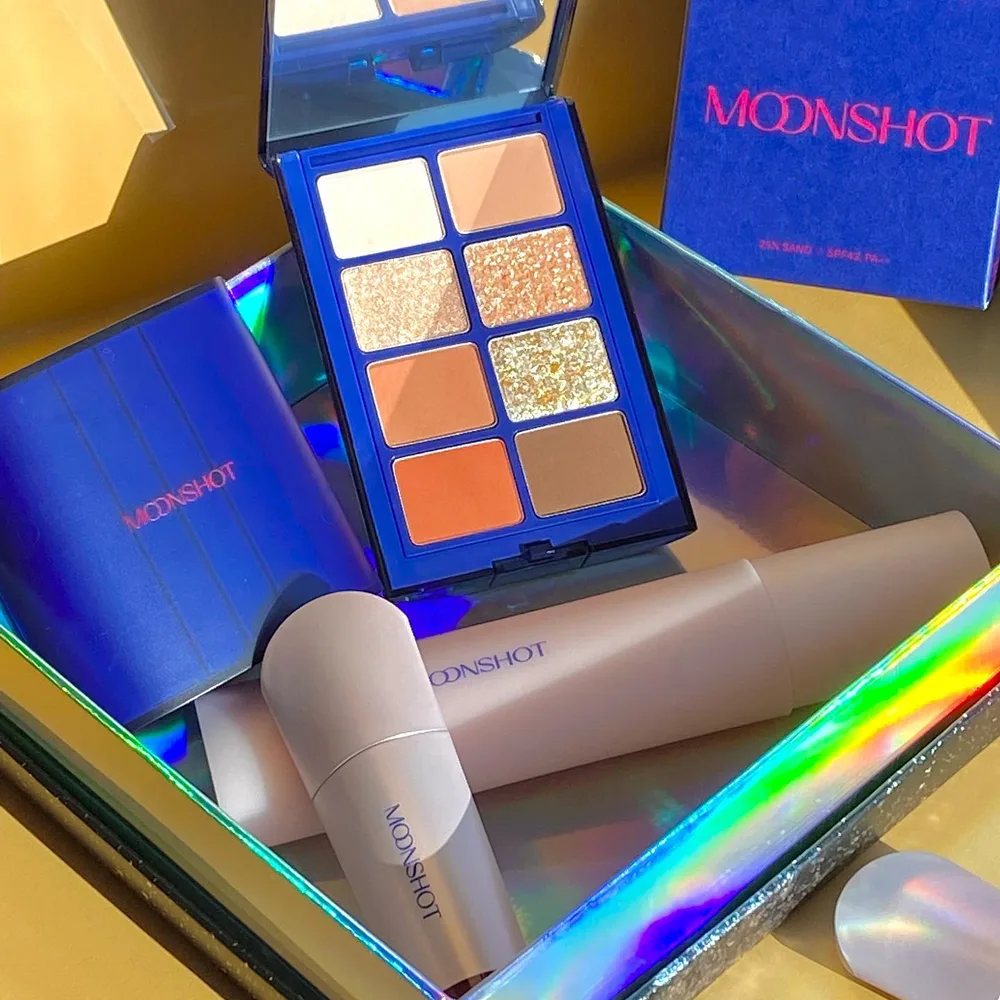 문샷💙
swipe to see my clean no-filter makeup using @moonshot_korea ปกตินี่ชอบคุชชั่น moonshot มาก ไม่รู้ทำไมที่ไทยหายไปแล้ว🥹 ตอนนี้เค้าออกคอลใหม่มา แพคเกจจิ้งจึ้งมาก ส่วนคุชชั่นตัวใหม่เป็น Moonshot Performance Light Fixing ให้งานผิวสวยมากกก เบา ปกปิดดี พรางรูขุมขนหมด รูปคือกล้องมือถือสดไม่รีทัชอะไรเลย นี่ใช้เบอร์ 21 พอดีผิวเป๊ะ ดีงามมม อายแชโดว์ก็เนื้อดี กลิตเตอร์แน่นๆ ส่วนลิปในรูปใช้เบอร์ 6 ค้าบ
.
#BJBS2022 #CharisCeleb