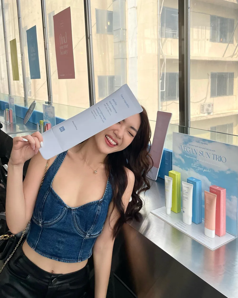 My new favorite Korean sunscreen hands down 🫶🏻! Đợt này đi mình mới biết đến @facerepublic mặc dù brand này đã khá nổi ở các nước bạn châu Á rùi. Face Republic là hãng skincare vegan, cruelty-free 🐰, có 4 dòng sản phẩm chính cho những nhu cầu chăm sóc da khác nhau á. Và đúng là kem chống nắng Hàn thường không làm Chloe thất vọng 🕺🏻. Bạn Purity Sun Essence này texture đúng như lời hứa là lightweight, không có white cast và thoa đều xong một hồi cảm giác trên mặt nhẹ tênh như không có gì luôn. Chloe dùng dưới lớp makeup rất là okie, anh Zim cũng thích nữa! 🥹💯
Quán cafe này cũng là của Face Republic có tên là “Sayoo”, nằm ngay trong khu Hannam-dong nơi có những quán cafe hot nhất. Không gian ở đây thoáng và xinh xắn lắm mọi người hãy thử ghé qua nếu đi Seoul nha. 💕
#facerepublic #vegansuntrio #nowhitecast #waterproof #reefsafe