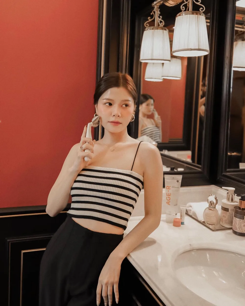 mau menghemat budget klinik pake @medicube_global_official Age-R EMS Shot, ga perlu HIFU / Botox, cukup pake ini di rumah seminggu 3x langsung tirus! 🤣 rasanya hangat di kulit ☺️🫶🏻
mau coba dulu deh beberapa bulan, nanti kalo cocok baru bisa dibeli di @hicharis_official @charis_indonesia 🇰🇷✨ #BJBS2022 #KoreanAesthetic #Medicube