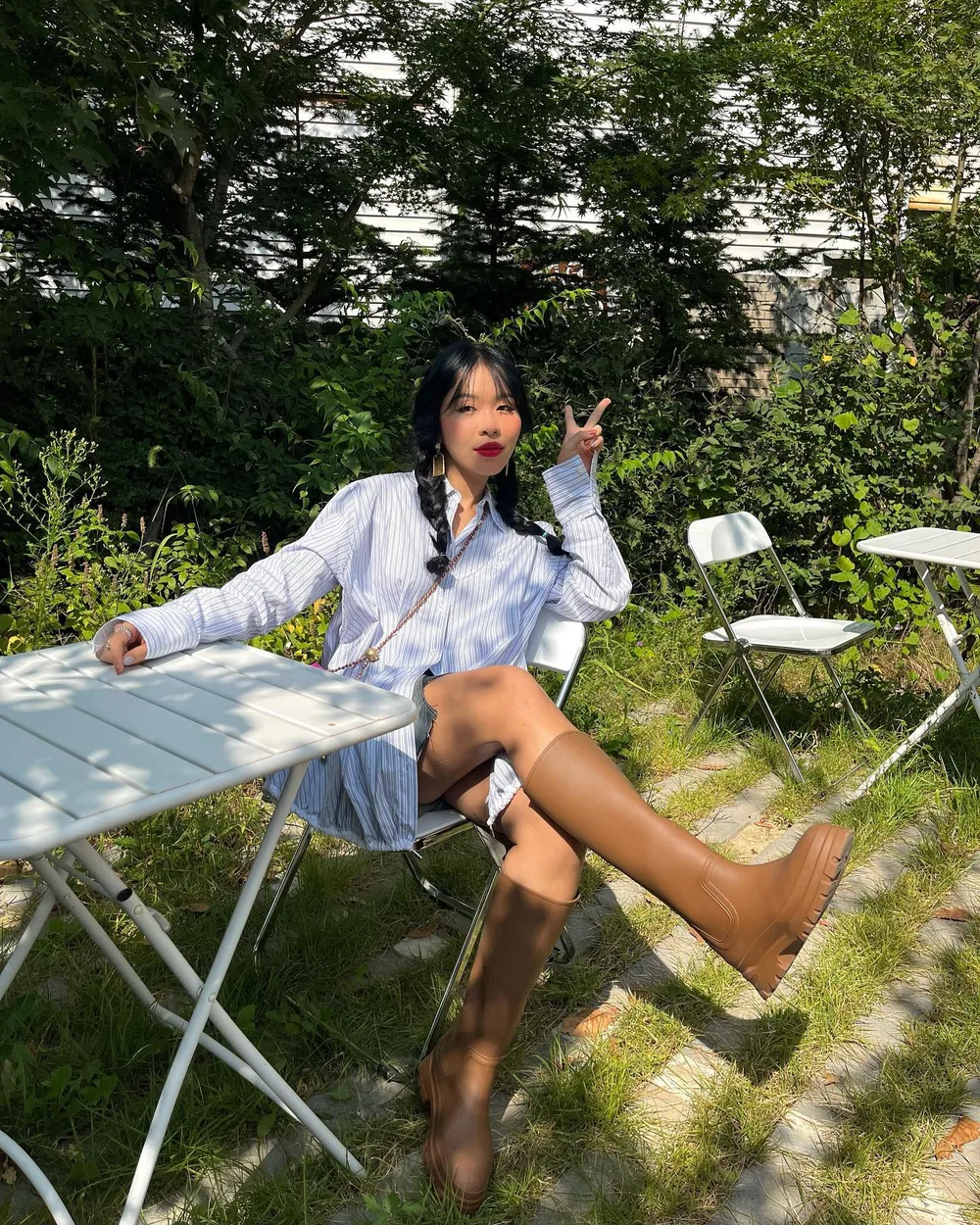 Trước khi thắt bím tóc này cũng có sự suy nghĩ nhẹ nên hay không nhưng outfit rùi cả thời tiết đáng iêu, mát mẻ ở Hàn Quốc kiểu thôi thúc thím phưn thử đi sợ gì hahahaha 🦐. Hôm đó mình cũng unbox chiếc skincare mang tên mình “made by An Phương” hẳn hoi hào hứng quá trời quá đất lunnn 🤣! Swizzle là một thương hiệu nữa thím phưn đặc biệt quan tâm qua lời giới thiệu của @hicharis_official 😚. Đợi thím phưn xài lâu hơn sẽ review cho những ai quan tân nghen!!! Seoul vlog will be up on my channel sooooooon 🌤~
#BSBJ2022 #CharisCeleb