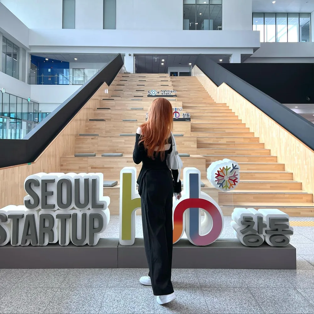 โอ้ว้าว ที่นี่คือ Seoul Startup Hub ที่ทางรบ.เกาหลีสร้างเพื่อให้ประชาชนเข้ามาใช้สร้างคอนเท้นฟรี มีให้หมดทั้งสตูดิโอ อุปกรณ์ ทีมงาน แค่จองคิว เข้ามาแต่ตัวกับไอเดีย ก็ได้คอนเท้นปังๆกลับไปเลย เค้าทำใหญ่มาก สตูเยอะมาก มี hub ให้ทั้งหมด 4 ที่ในเกาหลี เปิดโลกมั่กๆ 🥹…
@seoul_startup_hub #charisceleb #BJBS2022