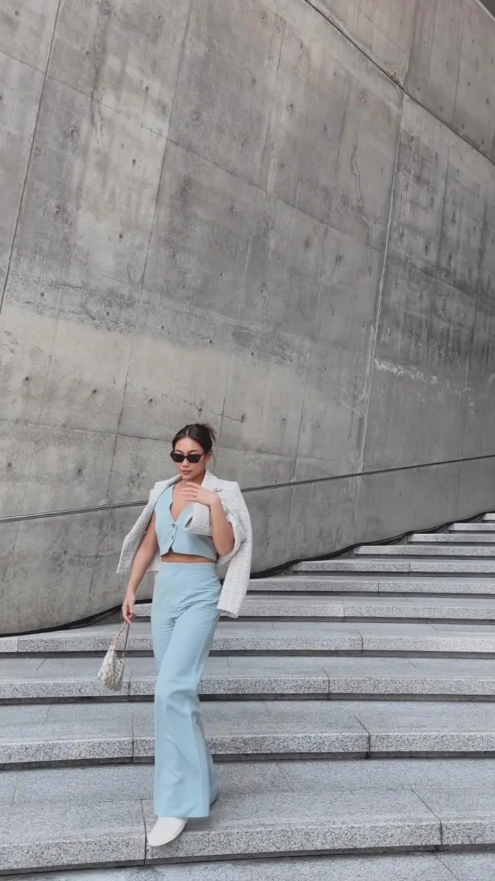 when every corner is a catwalk 💃🏻
had so much fun walking around @ddp_seoul under the gorgeous golden hour shine after attending the opening ceremony of #SeoulBeautyWeek2022 with our @hicharis_official fam. What a highlight 🥰
#BJBS2022
#CharisCeleb
fit: @zara