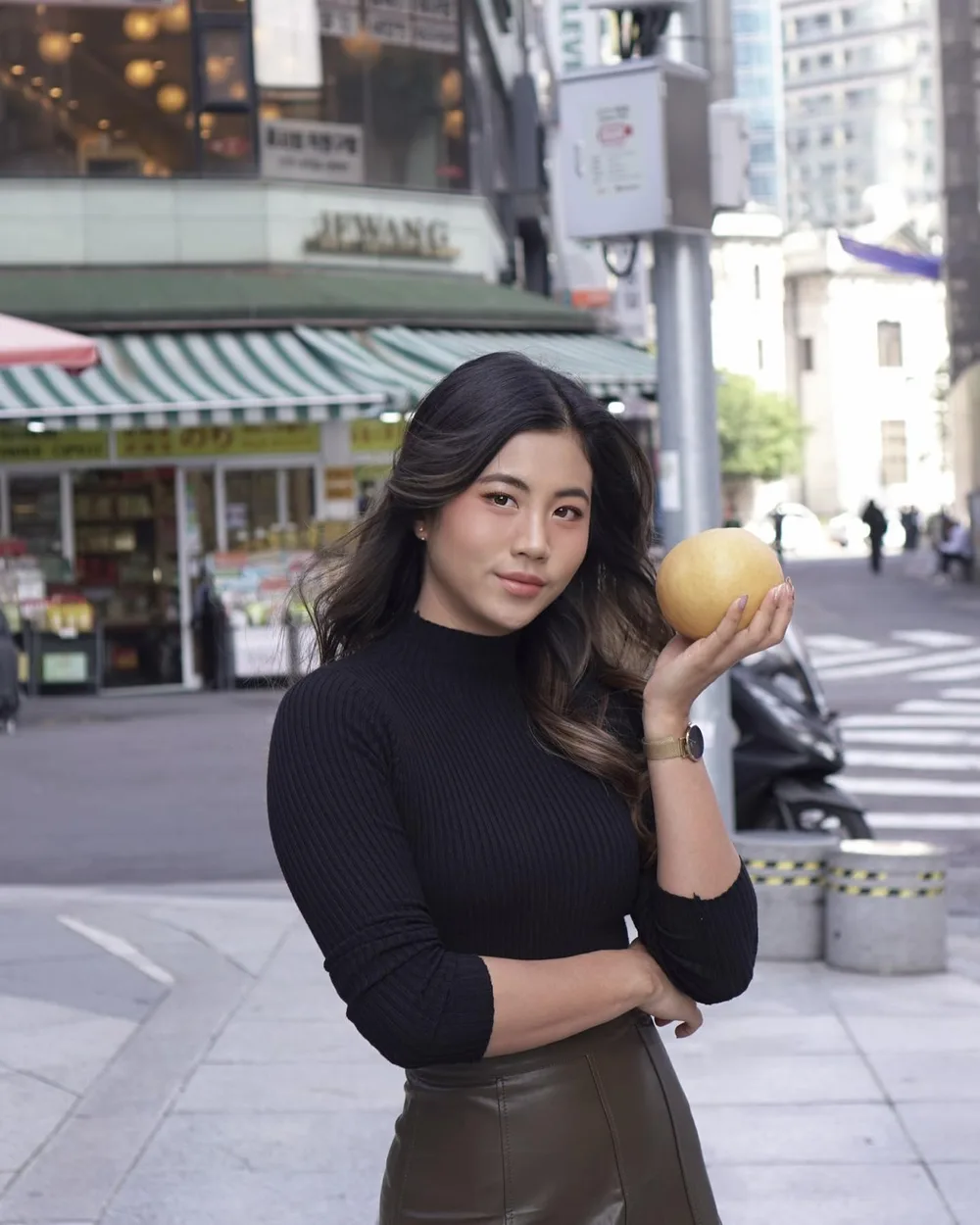 Have u tried K-Pear?😍😍
Korean sweet & juicy pear is famous for its rich nectar, unique crispness, and aroma😚😚 @atstory.official
#BJBS2022 #CharisCeleb