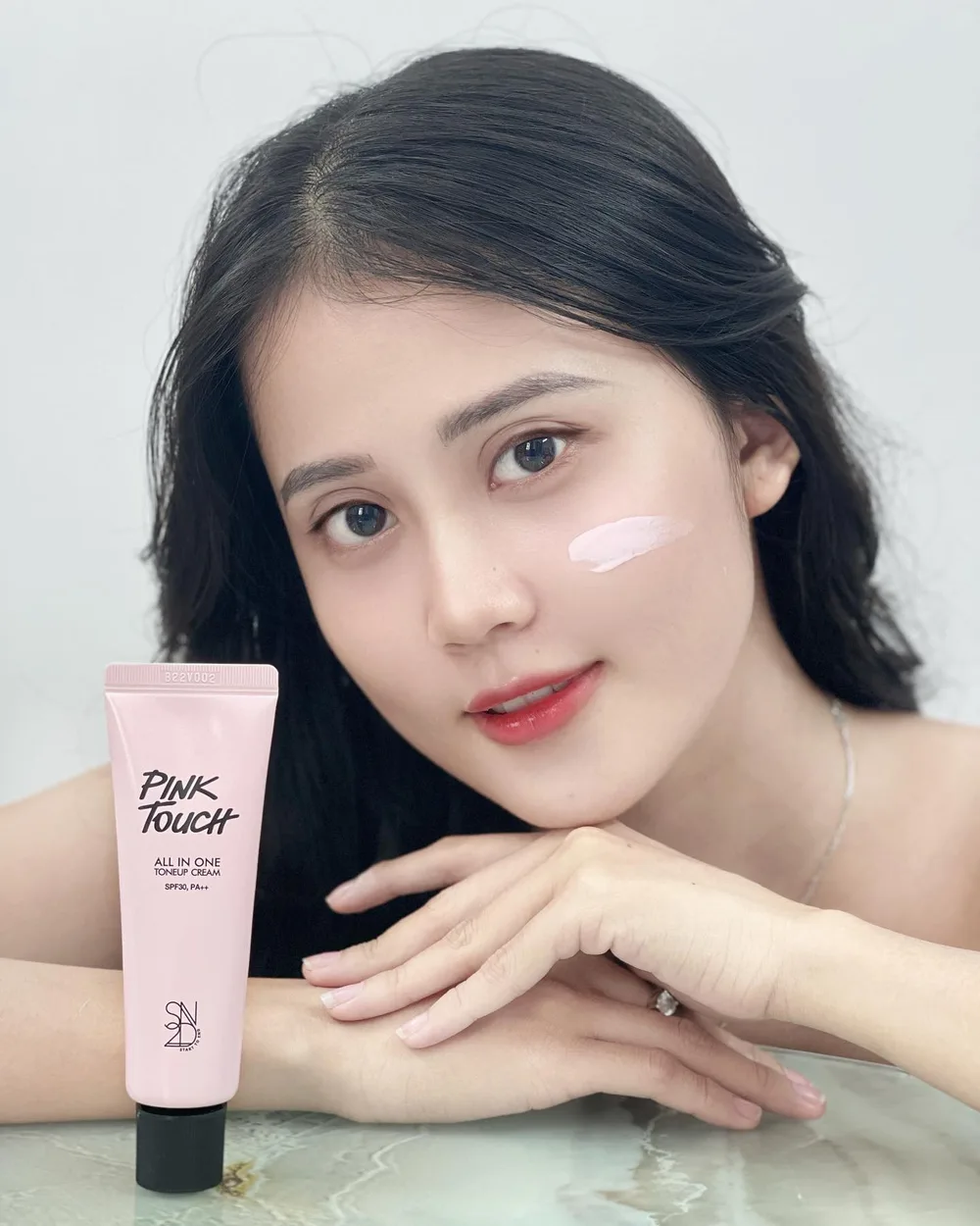 Có thiệt không? Đó là câu hỏi mà Diễm đặt ra khi bắt đầu sử dụng Kem trắng da nâng tone All in One. Vừa Dưỡng da – Chống tia cực tím – Lớp trang điểm nền, tất cả đều chỉ trong Pink Touch thôi nha.😍😍
Bất ngờ thật sự là với lớp phấn mỏng trong suốt với vẻ tươi sáng tự nhiên cho làn da ngoài ra thì Bột che phủ axit amin hấp thụ bã nhờn và lớp màng phủ thân thiện với độ ẩm bảo vệ độ ẩm cho da mang lại lớp nền mỏng nhẹ và công giúp tăng cường sức sống cho làn da!
Độ an toàn thì khỏi phải bàn khi được các chuyên gia đánh giá rất cao nên chị em cứ yên tâm mà sử dụng mua 1 được tới 3 thì hời quá luôn rồi còn gì.💓💓💓
Link sp : https://shopee.vn/s2ndofficialti.vn
#s2nd #toneupcream #sunscreen #skincareroutine #s2ndvietnam #charisceleb