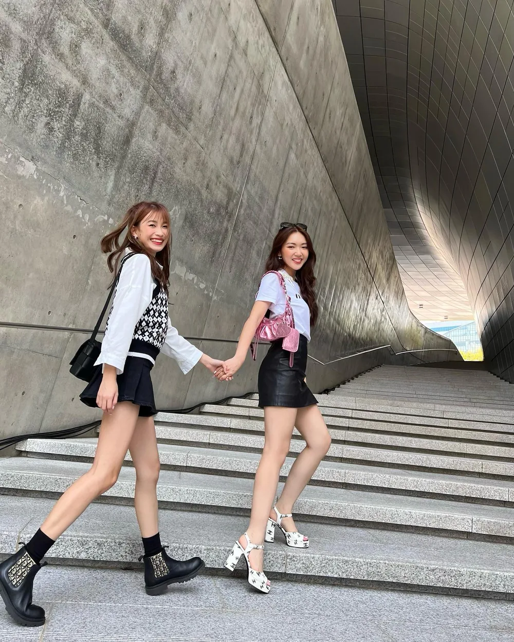 Về quê đi làm quá thích nên mãiii đến hôm nay Chloe mới update hình lên feed 🙈. Hôm qua Chloe và các bạn influencers từ khắp các nước châu Á vừa được đến dự buổi khai mạc trang trọng của Seoul Beauty Month tại Dongdaemun Design Plaza. Theo như lời @hicharis_official kể thì đây là “the mayor’s invitation” và cuối buổi tụi mình còn được mời lên chụp hình với thị trưởng Seoul nữa how cool is that? 😝🕺🏻
Chuyến đi Beautiful Journey 2022 này là lần đầu tiên sau dịch Chloe được gặp lại bạn bè quốc tế nên vui ơi là vui mấy hôm nay 😭. Cả nhà đợi Chloe share thêm hình trong những ngày tới nhéee 🫶🏻
#btheb #seoul #BJBS2022 #charisceleb