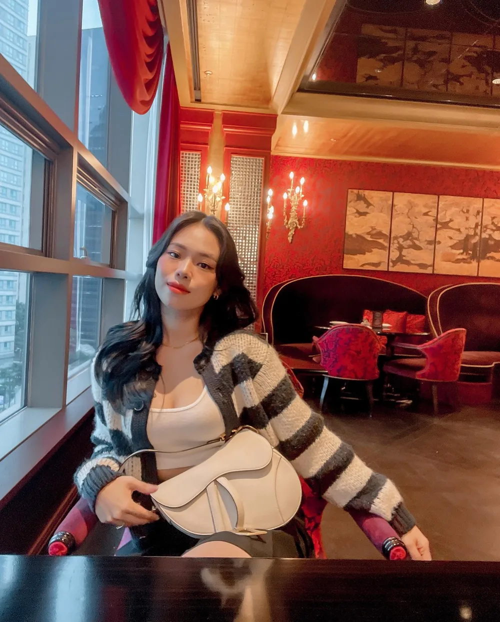 Serius belum move on dari trip Korea kemarin 🥲 anw, pas event bareng @hicharis_official aku dibikinin personalized skincare dari @swizzle.official 🥰
Skincare khusus Molita yg disesuaikan dgn kondisi kulit, textur yg disukai ( gel / cream ), packaging pump / drop, warna font pokoknya bener2 di custom sesuai kulit kita masing2 🥰 keren bangettt!
#BJBW2022 #CharisCeleb